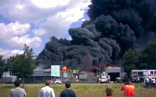 ROERMOND - Bij het bedrijf Koma in Roermond is dinsdagochtend een grote brand uitgebroken. Foto ANP.