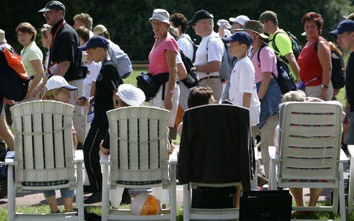 NIJMEGEN - Toeschouwers moedigen de wandelaars van de 91e editie van de Nijmeegse Vierdaagse aan. Foto ANP