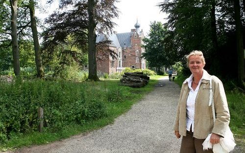 VAASSEN – Het slecht onderhouden park rond Kasteel Cannenburch in Vaassen is toe aan een opknapbeurt. Projectleider Ine Sanders van de stichting Geldersch Lanschap en Geldersche Kasteelen: „Het park nodigt absoluut niet uit om er te kijken. Het padenstels