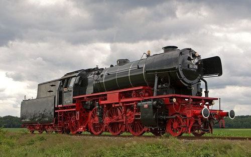 BEEKBERGEN – Stoomlocomotief ”76” is vanaf vrijdagweer in gebruik bij de Veluwsche Stoomtrein Maatschappij (VSM), die ermee rijdt tussen Apeldoorn en Dieren. Medewerkers van de maatschappij werkten ruim acht jaar aan de restauratie van de in de jaren vijf