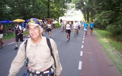 NIJMEGEN – Wandelaar Johan Boeder op de derde dag van de Nijmeegse Vierdaagse. Hij geniet van de gesprekken met mensen van allerlei slag. „Ik nam ooit een Noorse veteraan op sleeptouw, de man liep moeilijk. Hij bleek een hoge politicus te zijn.” Foto RD