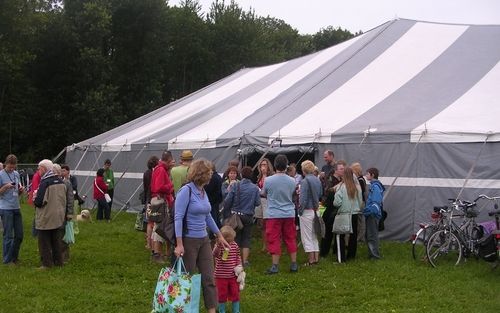 BIDDINGHUIZEN – Voor veel bezoekers van de New Wine Zomerconferentie is de bijeenkomst tegelijk vakantie houden. Er zijn 1800 kampeergasten, die een week lang op het Walibiterrein in Biddinghuizen bivakkeren en diverse seminars en vieringen bijwonen. Foto