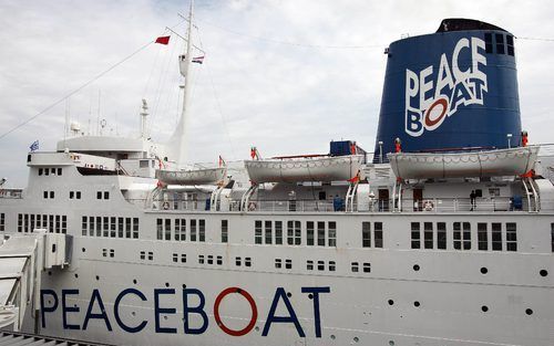 AMSTERDAM – De vredesboot uit Japan is maandag aangemeerd in Amsterdam. Het is de tweede keer dat de boot Nederland aandoet. De zogenaamde Peace Boat, die al 25 jaar rond de hele wereld vaart voor de promotie van vrede, mensenrechten, duurzame ontwikkelin