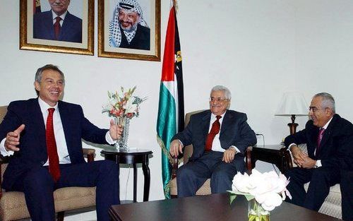 RAMALLAH - De speciale gezant van het Kwartet, Tony Blair, tijdens overleg met de Palestijnse president Mahmoud Abbas en de premier Salam Fayyad. Foto EPA