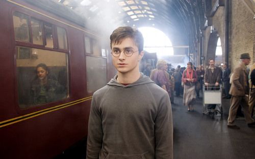 De Harry Potterboeken bevatten te veel heftige taferelen, te veel geweld, dood en angst, en voor de films geldt dat nog in verdubbelde mate. Vanuit dat oogpunt bekeken is er alles voor te zeggen om kinderen niet met dergelijke verhalen te confronteren. Fo