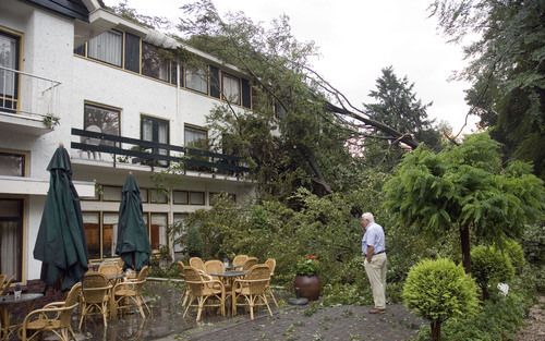 VIERHOUTEN – Hotel De Mallejan in Vierhouten werd donderdagavond getroffen door een windhoos. Meer dan honderd bomen in de omgeving gingen tegen de vlakte. Foto Bram van de Biezen