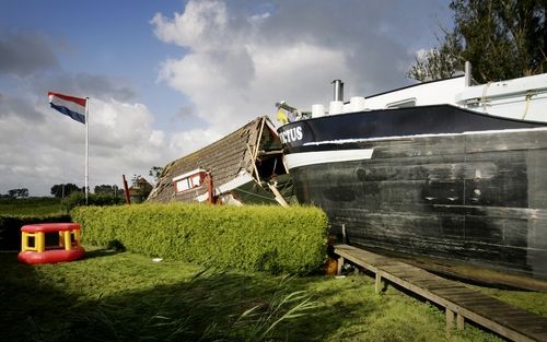 GROUW – Een ongeladen binnenschip uit Dordrecht dat op weg was naar Lemmer schoot vrijdagmorgen bij het Friese Grouw zo’n 10 meter de wal op. Het uit koers geraakte schip ramde daarbij een houten vakantiewoning met daarin vier gasten. Zij bleven ongedeerd