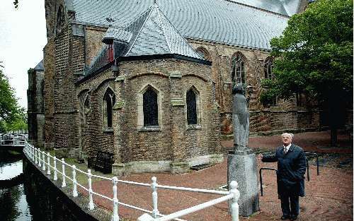 DELFT - De kruisvorm van de Oude Kerk in Delft is niet afgemaakt. Rechts had een vleugel moeten komen, maar het geld was op. „Het is een merkwaardige, onaffe kerk. Maar dat is juist de charme”, vindt ds. C. Blenk, historicus en theoloog. De begijn Geertru