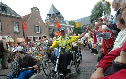 DELDEN – In Delden was vrijdag de intocht van de Twentse Rolstoelvierdaagse. Ruim 160 deelnemers legden 15, 30, 50 of 70 kilometer per rolstoel af. Het evenement werd voor de 21e keer gehouden. Foto RD