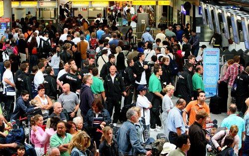 SCHIPHOL – Bijna 171.000 reizigers vertrokken vrijdag vanaf de luchthaven Schiphol. De drukte leverde geen problemen op. Foto ANP