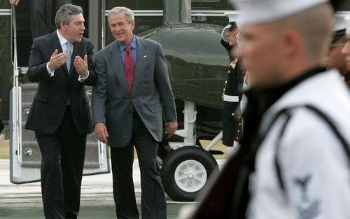 LONDEN - De Britse premier Brown wordt ontvangen door president Bush. Foto EPA