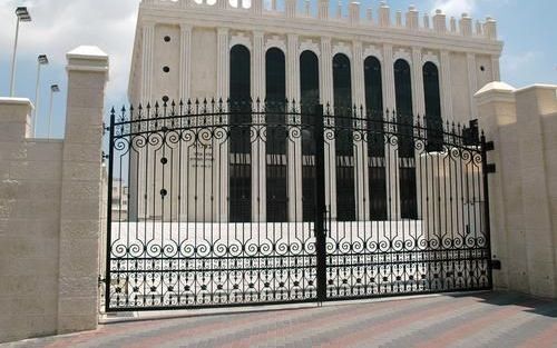 In Jeruzalem bouwden de Belzer chassidim een exacte kopie van de synagoge in het Oekraïense Belz. Foto's Alfred Muller