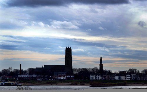 ZALTBOMMEL – De Grote of Sint Maartenskerk in Zaltbommel. Onlangs verloor de grote klok in de toren zijn klepel. Foto RD