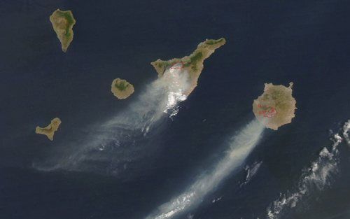 Op een satellietfoto zijn de bosbranden op de eilanden Tenerife (midden) en Gran Canaria (rechts) te zien. Foto EPA