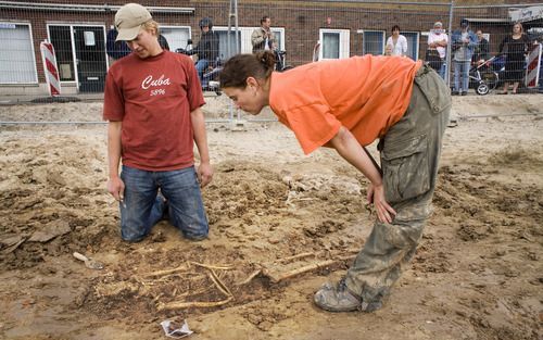 UTRECHT – Archeologen leggen aan de Marnixlaan in Utrecht de resten bloot van het kerkhof dat bij het middeleeuwse klooster Nova Lux hoorde. Inmiddels zijn dertien skeletten gevonden. Foto Hollandse Hoogte