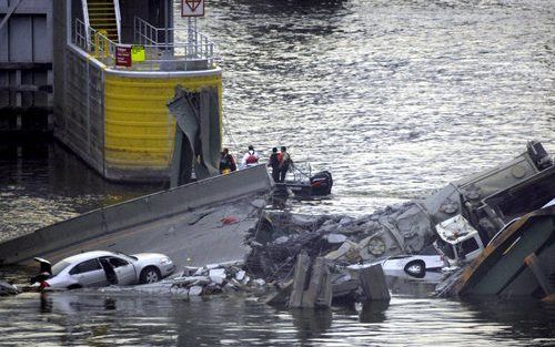 MINNEAPOLIS - In de Amerikaanse stad Minneapolis (Minnesota) zijn woensdag zeven mensen omgekomen toen tijdens de avondspits een brug over de Mississippi instortte, aldus brandweercommandant Jim Clack. Meer dan zestig mensen raakten gewond. Foto's EPA