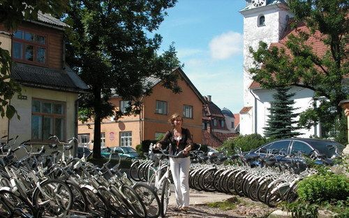 HOENDERLOO – Honderden afgedankte Witte Fietsen uit Het Nationale Park De Hoge Veluwe verhuisden de achterliggende week naar een natuurpark in Letland. Ze krijgen dezelfde rol als in Nederland: toeristen snel en eenvoudig in alle uithoeken van het park br