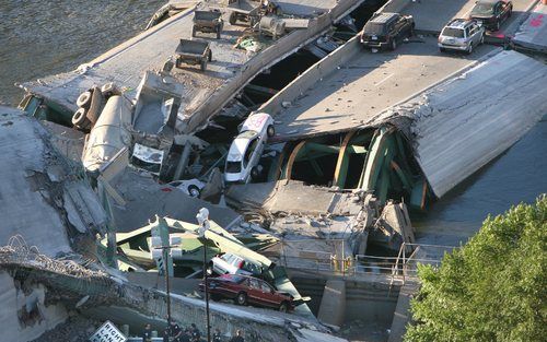 MINNEAPOLIS - De brug in het Amerikaanse Minneapolis stond op de lijst om vervangen te worden. Foto EPA