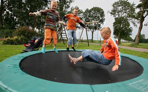 Erik Jan, Corbert en Thomas Nagel op de trampoline. Thomas (l.) kan zich nog goed herinneren dat hij vorig jaar met een grote boog op de weg terechtkwam. Een grote buil was het resultaat. Foto’s RD, Anton Dommerholt