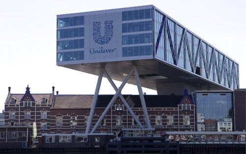 ROTTERDAM – Unilever, producent van was en voedingsmiddelen, zet het mes in het personeelsbestand. In totaal zullen de komende vier jaar 20.000 banen verdwijnen. Ook wil het bedrijf langzaam groeiende onderdelen verkopen. Foto ANP