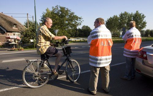 MONTFOORT - De AID controleerde zaterdagmiddag in Montfoort op het vervoer van vee. Minister Verburg van Landbouw heeft zaterdagmiddag besloten dat zogenoemde evenhoevigen (schapen, geiten, runderen en varkens) niet meer mogen worden vervoerd in verband m