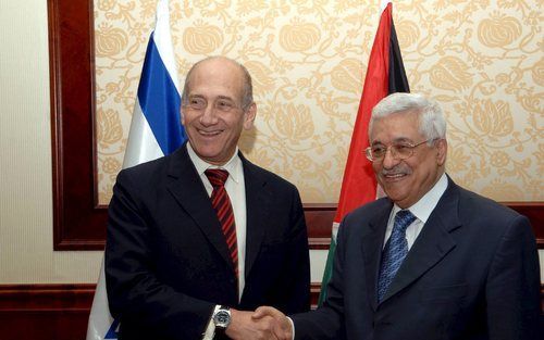 JERICHO - De Israëlische premier Ehud Olmert schudt de Palestijnse president Mahmoud Abbas de hand. Foto EPA