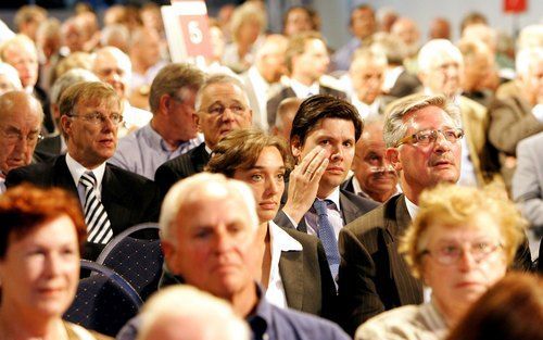 UTRECHT - Aandeelhouders van Fortis tijdens de buitengewone aandeelhoudersvergadering gehouden inzake het biedingsvoorstel over overname van ABN Amro en kapitaalsverhoging.