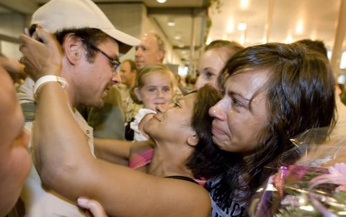 EINDHOVEN - Emotioneel weerzien op vliegbasis Eindhoven. De staf van Task Force Uruzgan 2 keerde maandagavond terug in Nederland. Foto ANP