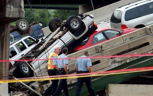 MINNEAPOLIS - Het onderzoek naar de oorzaken van het instorten van de brug in het Amerikaanse Minneapolis zal zo'n achttien maanden gaan duren. Foto EPA.