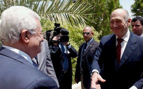 JERICHO – De Palestijnse president Mahmud Abbas verwelkomde maandag in Jericho de Israëlische premier Ehud Olmert ter voorbereiding op een Midden-Oostenconferentie die de Amerikaanse president Bush dit najaar wil beleggen. Het was voor het eerst in zeven 