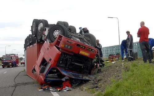 DEN HAAG – Een vrachtwagen heeft op het verkeersknooppunt Prins Clausplein bij Den Haag maandagmiddag een grote ravage aangericht. De combinatie, die 32 ton aan linoleumrollen vervoerde, viel ongeveer 3 meter lager ondersteboven op de rijbaan richting Rot