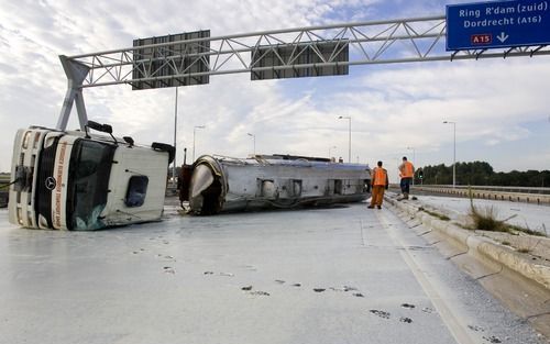 ROTTERDAM – Bij het Gaderingviaduct in Rotterdam stroomde dinsdagmorgen het frituurvet over het wegdek. Een vrachtwagen met Duits kenteken kantelde daar vroeg in de ochtend. Foto ANP