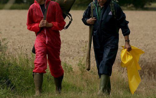 NORMANDY – Twee anonieme mannen met geweren keren terug van de plaats in Surrey, Engeland, waar dinsdag een tweede geval van mond-en klauwzeer werd vastgesteld. Foto EPA