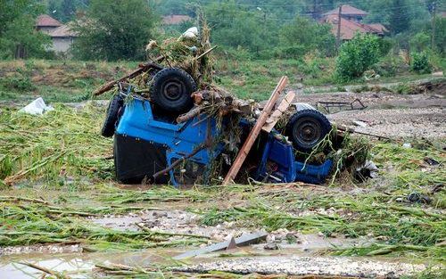 TSAR KALOYAN – Overstromingen in Bulgarije hebben de laatste twee dagen zeker acht mensen het leven gekost. De meeste slachtoffers vielen in het noordoostelijke stadje Tsar Kaloyan. Ook in Roemenië heeft het noodweer levens geëist. Foto: een omgeslagen au