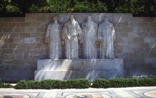 „In Genève, een plaats waar de Reformatie tot geschiedenis lijkt te zijn versteend, wordt Zijn Naam nog dagelijks aangeroepen en geloofd en geprezen.” Foto: een deel van het Reformatiemonument in Genève. Foto RD