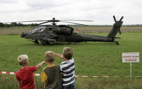 Apache maakt voorzorgslanding in weiland