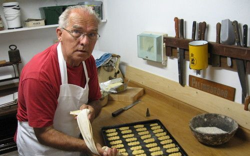 Piet Karman uit het Zeeuwse ’s Heer Arendskerke aan de slag in zijn minibakkerij achter het huis. „Het is voor een bakker veel te veel werk om stokbeschuit te maken. Jammer. Het past zo mooi in het rijtje van Zwolse blauwvingers en Weesper moppen. Van nad