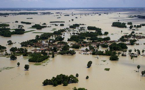 BIHAR/DHAKA/MALABON – Het dodental als gevolg van de overtromingen in India, Bangladesh en Nepal is verder opgelopen tot ruim 2000. De moesson, die duurt van juni tot september, leidt ieder jaar tot overstromingen, maar de overlast dit jaar geldt als een 