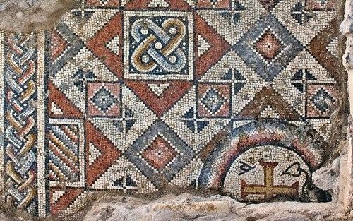 TIBERIAS – Archeologen hebben de afgelopen maanden in Oud Tiberias een Byzantijnse kerk met mozaïeken blootgelegd. In de mozaïeken zijn Griekse inscripties verwerkt. Een van de inscripties luidt: „Onze Heer, beschermer van de ziel van uw knecht.” Foto Nik