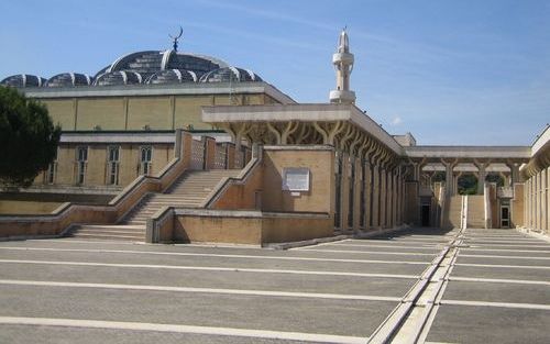 ROME – In de Italiaanse hoofdstad Rome werd ruim twintig jaar geleden een van de eerste moskeeën van Italië geopend. Met zijn reusachtige afmetingen was hij direct de grootste van Europa. Inmiddels staan er 735 moskeeën op Italiaans grondgebied. Foto Ewou