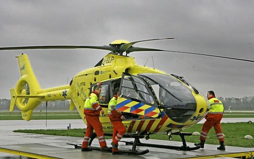 VOLKEL – Piloot Maik Feyen (m.), traumachirurg Jan Biert (l.) en verpleegkundige Hans van der Meer (r.) stappen op Vliegbasis Volkel aan boord van de traumahelikopter Lifeliner 3. „Ongevallen waarbij kinderen omkomen, neem je mee naar huis. Het laat je ni