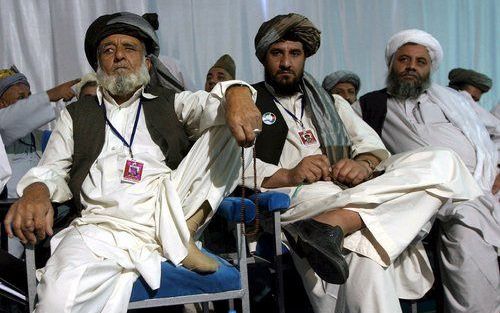 KABUL – Stamoudsten zaterdag tijdens een sessie op de Pakistaan Afghaanse vredesjirga in Kabul. De Pakistaanse president Musharraf en zijn Afghaanse ambtgenoot Karzai toonden zich zondag eensgezind na afloop van de conferentie. De ruim 600 aanwezigen spra