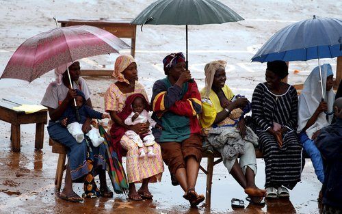 FREETOWN – De bevolking van Sierra Leone ging zaterdag, midden in het regenseizoen, naar de stembus om een nieuwe president en een nieuw parlement te kiezen. Foto EPA