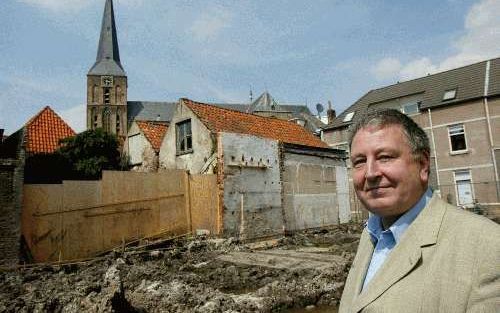 KAMPEN - Kerkhistoricus dr. J. van Gelderen bij de plaats waar tot voor kort de ”Klumpieskarke” stond. Op de achtergrond de hervormde Bovenkerk. - Foto RD, Anton Dommerholt