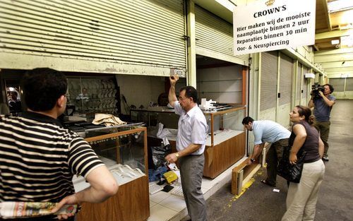 BEVERWIJK – De eigenaar van de grootste juwelierszaak op de Beverwijkse Bazaar, waar zaterdagnacht werd ingebroken, opende maandag zijn winkel. Inbrekers wisten de kluis van het aan alle kanten beveiligde bedrijf leeg te roven. De directie van de bazaar i