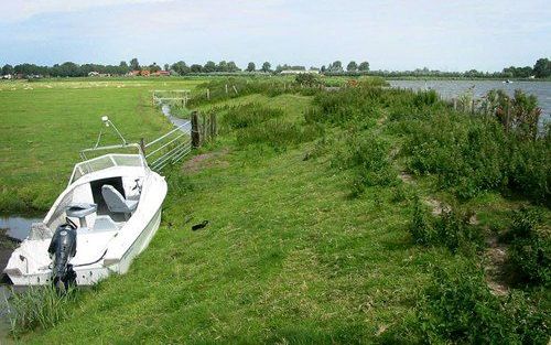 DEN HELDER - Vier mannen zijn maandagavond met hun speedboot op het Alkmaardermeer met volle snelheid tegen een dijk gevaren en zes meter verder in een sloot beland. Foto ANP