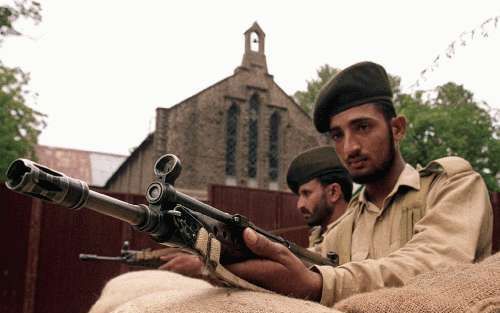 MURREE - Pakistaanse soldaten bewaken de christelijke school in Murree, waar maandag bij een schietpartij in een christelijke school zes mensen om het leven kwamen. - Foto EPA