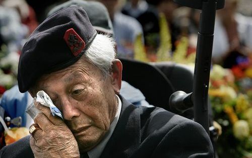 DEN HAAG – Een veteraan droogt zijn tranen bij het Indisch monument. Daar werd woensdag de capitulatie van Japan op 15 augustus 1945 herdacht. Deze overgave betekende het einde van de oorlog in Zuid Oost Azië en van de Tweede Wereldoorlog in het Koninkrij