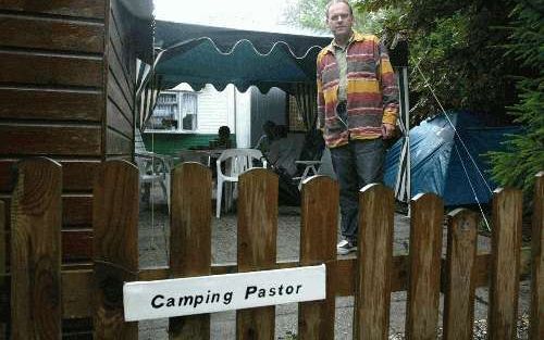 HARSKAMP - Campingpastor A. K. van Dalen: „Laat de vormgeving maar een beetje kreupel zijn. Als mensen het maar proeven: Zo is het. Dit is anders, dit is echt.” - Foto RD,HenkVisscher