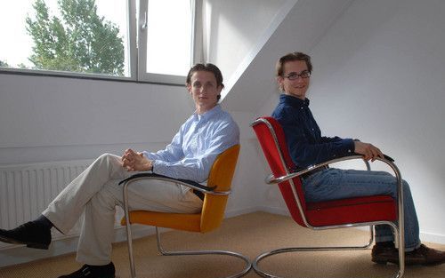 De studenten Maarten (l.) en Michiel van Essen zijn verslingerd aan Gispenmeubilair. Ze duiken originele modellen op, laten ze opknappen en zetten ze te koop. „Bij Gispen stond comfort op de eerste plaats, daarna kwam de esthetiek. Als je dat ontdekt, ben